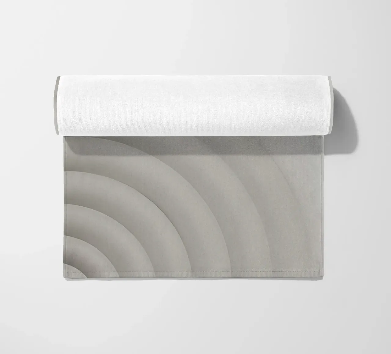 Forme grigie curve concentriche su sfondo grigio telo mare da DesignDoodle