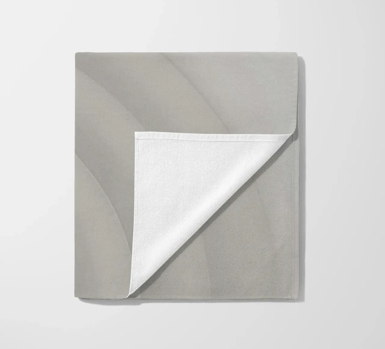 Forme grigie curve concentriche su sfondo grigio telo mare da DesignDoodle