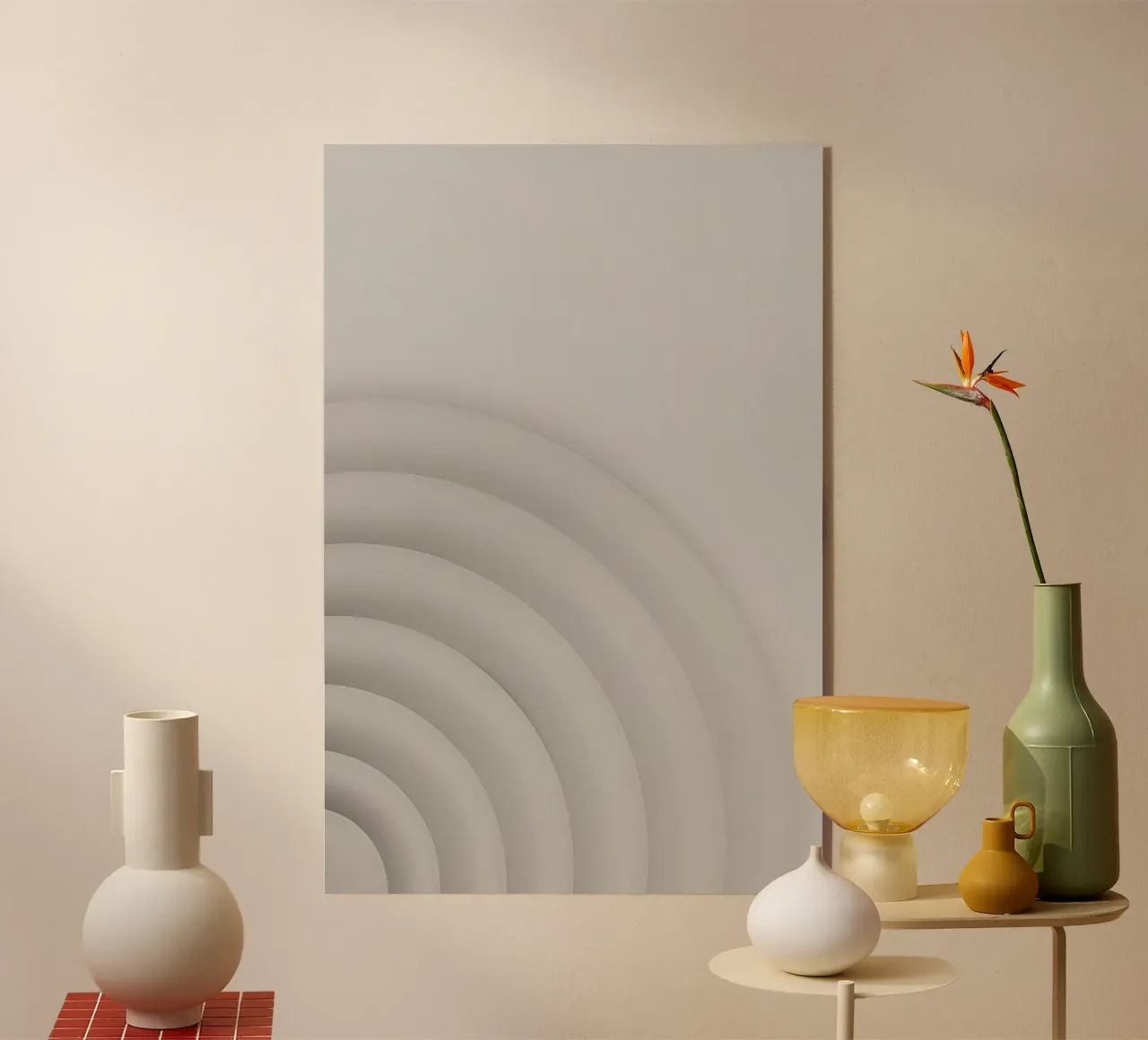 Forme grigie curve concentriche su sfondo grigio plexiglass da DesignDoodle