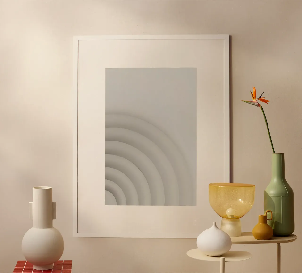 Forme grigie curve concentriche su sfondo grigio poster con telaio in plastica da DesignDoodle