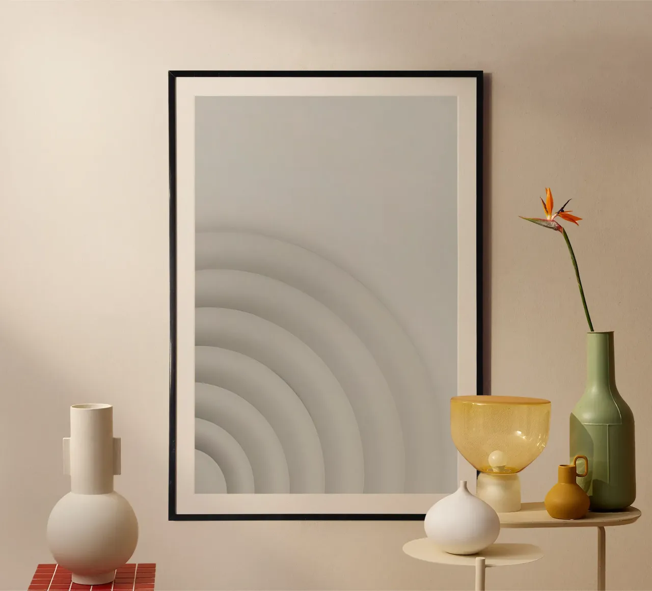 Forme grigie curve concentriche su sfondo grigio poster con telaio in plastica da DesignDoodle