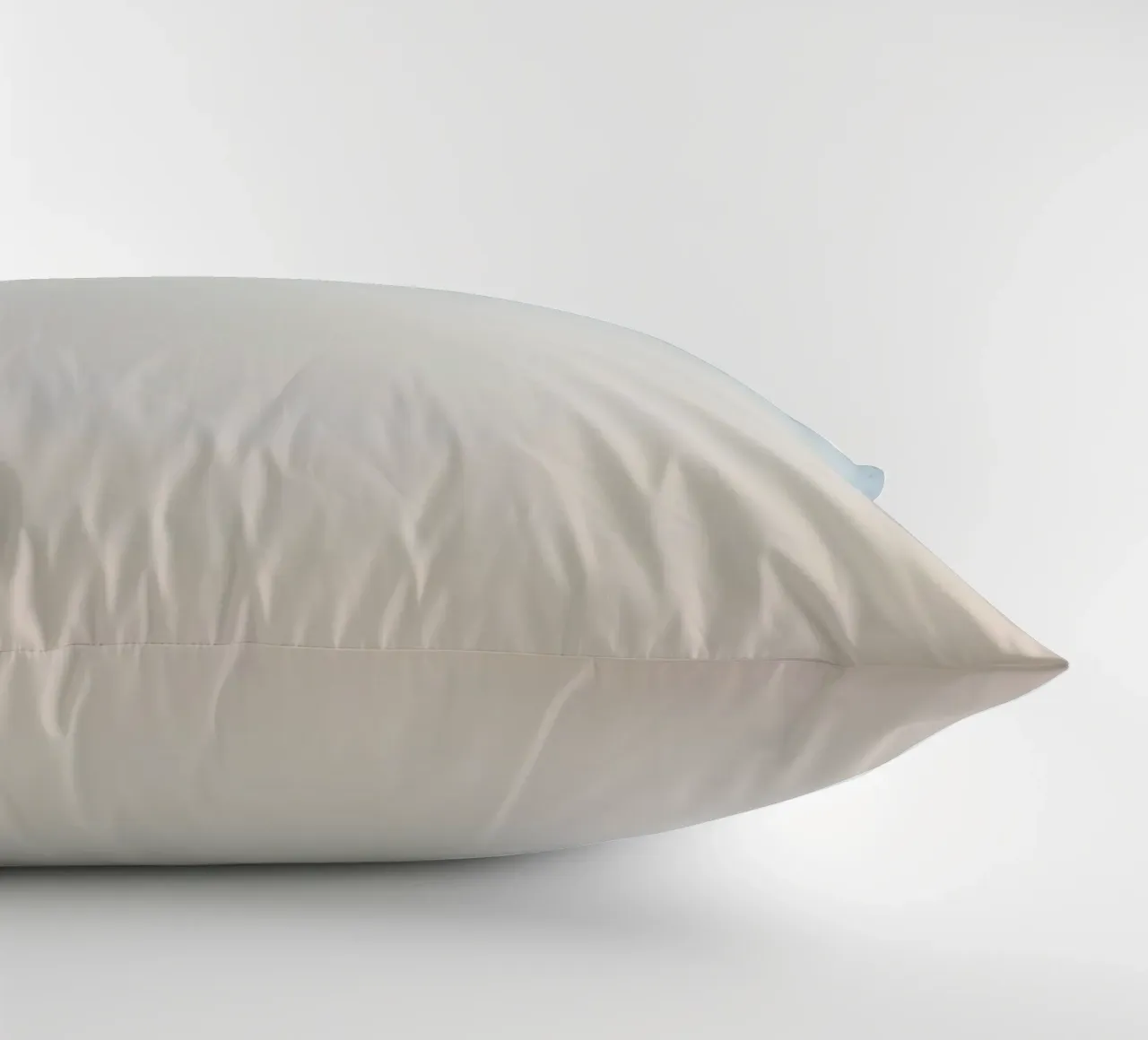 Gradiente di blu e pesca cuscino da DesignDoodle