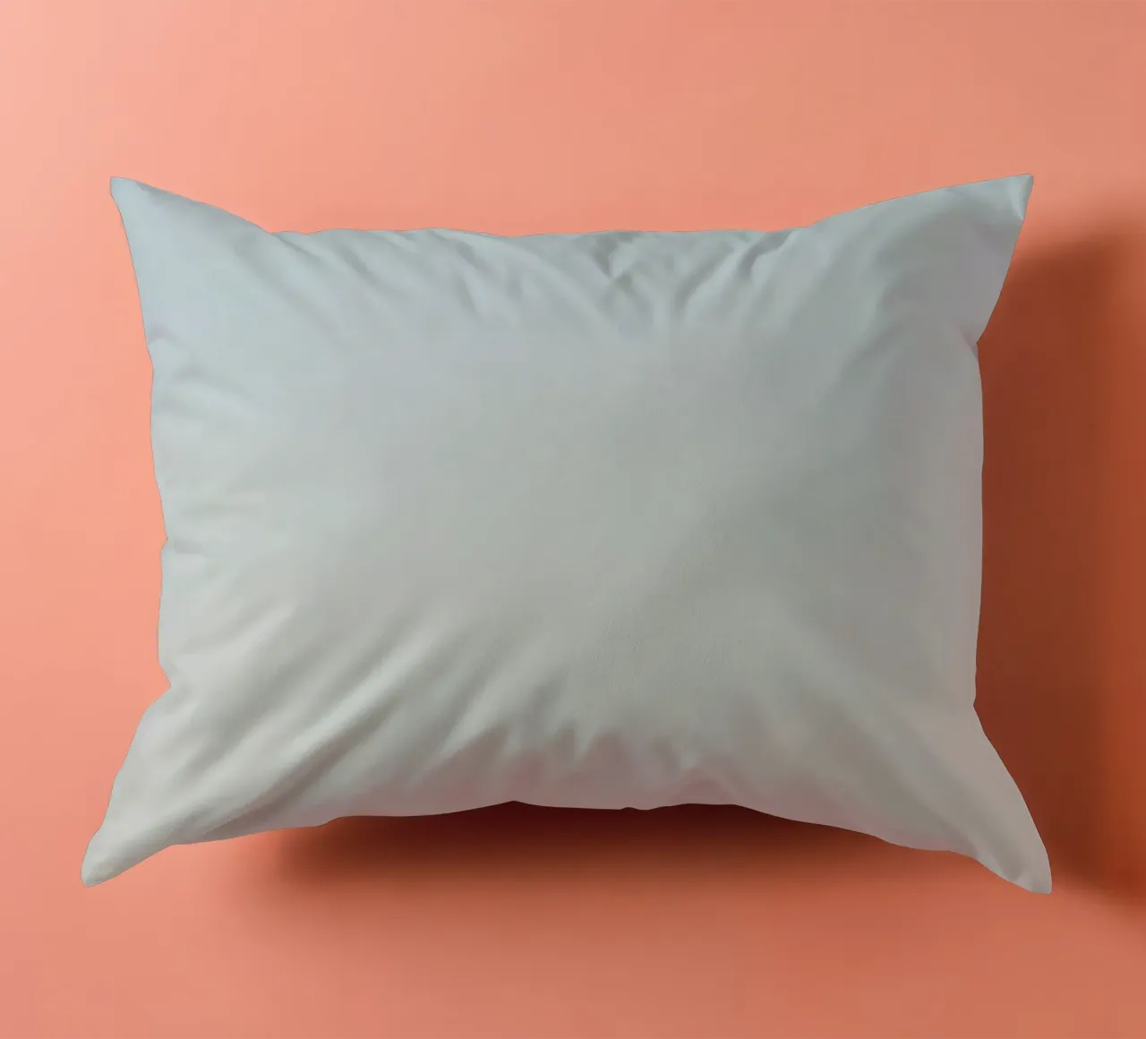 Gradiente di blu e pesca cuscino da DesignDoodle