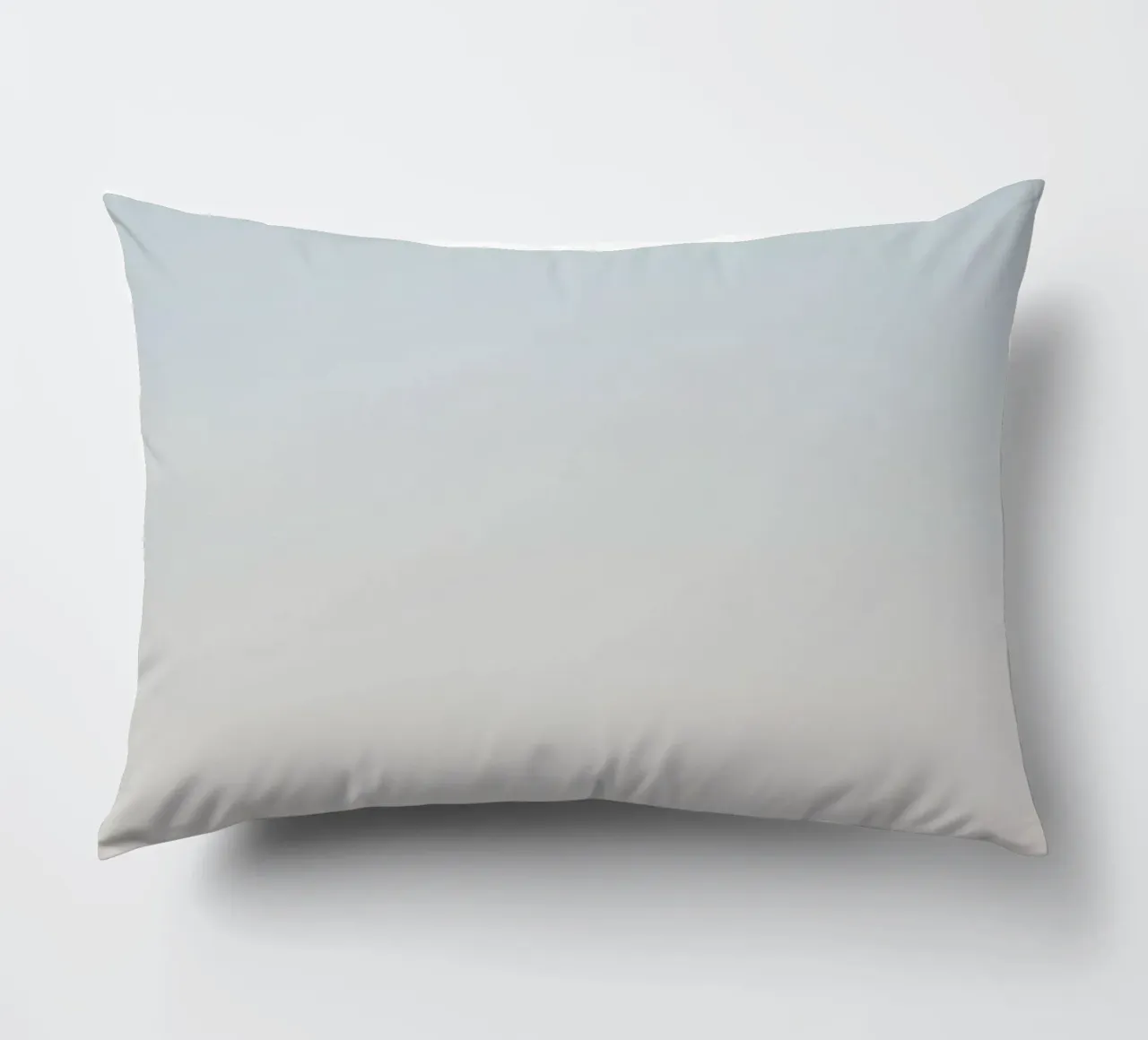 Gradiente di blu e pesca cuscino da DesignDoodle