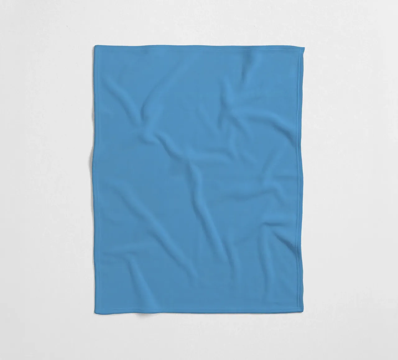 Hellblauer einfarbiger Hintergrund Fleecedecke von DesignDoodle