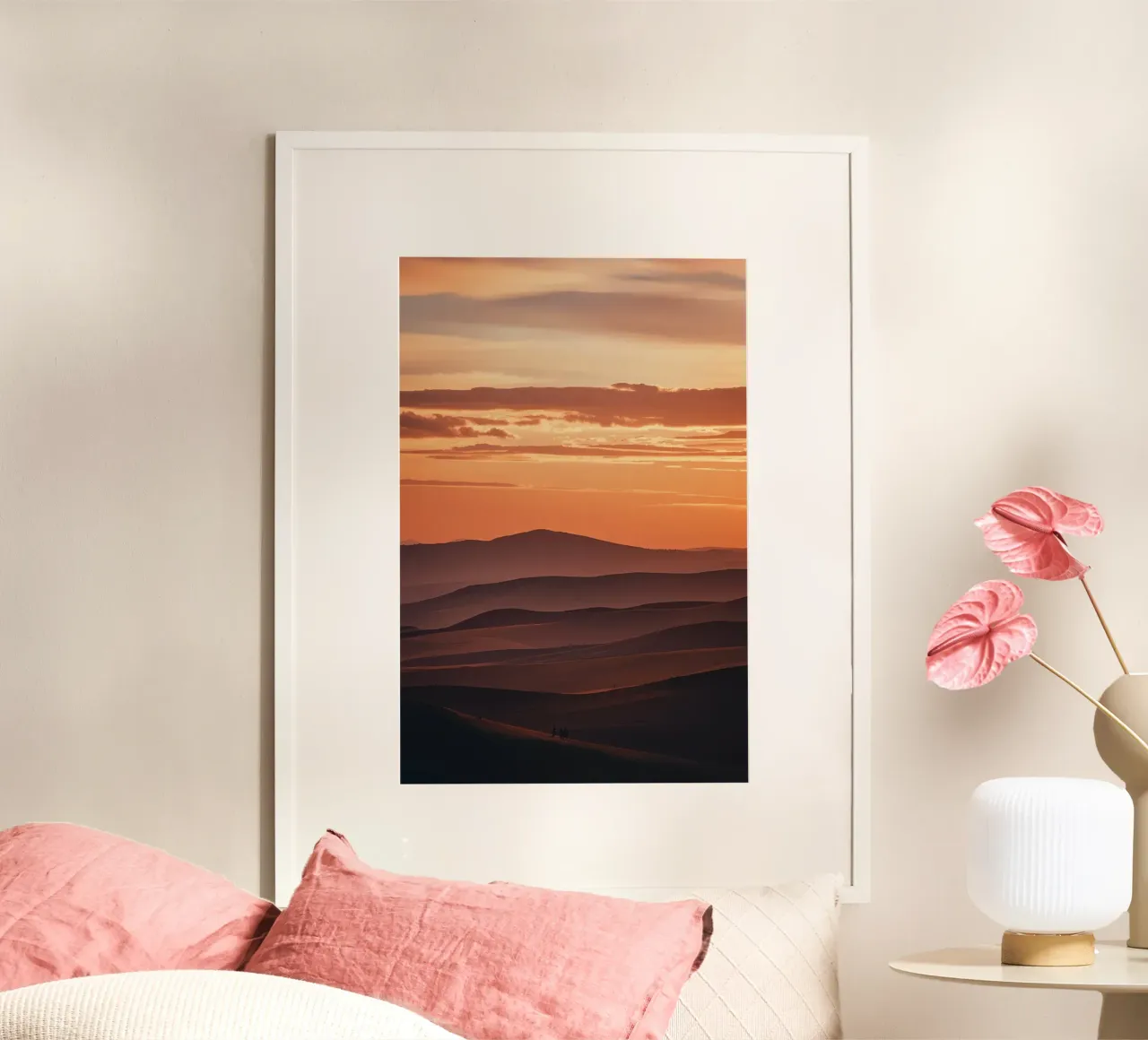 Paesaggio di Rolling Hills al tramonto con le persone poster con telaio in alluminio da DesignDoodle