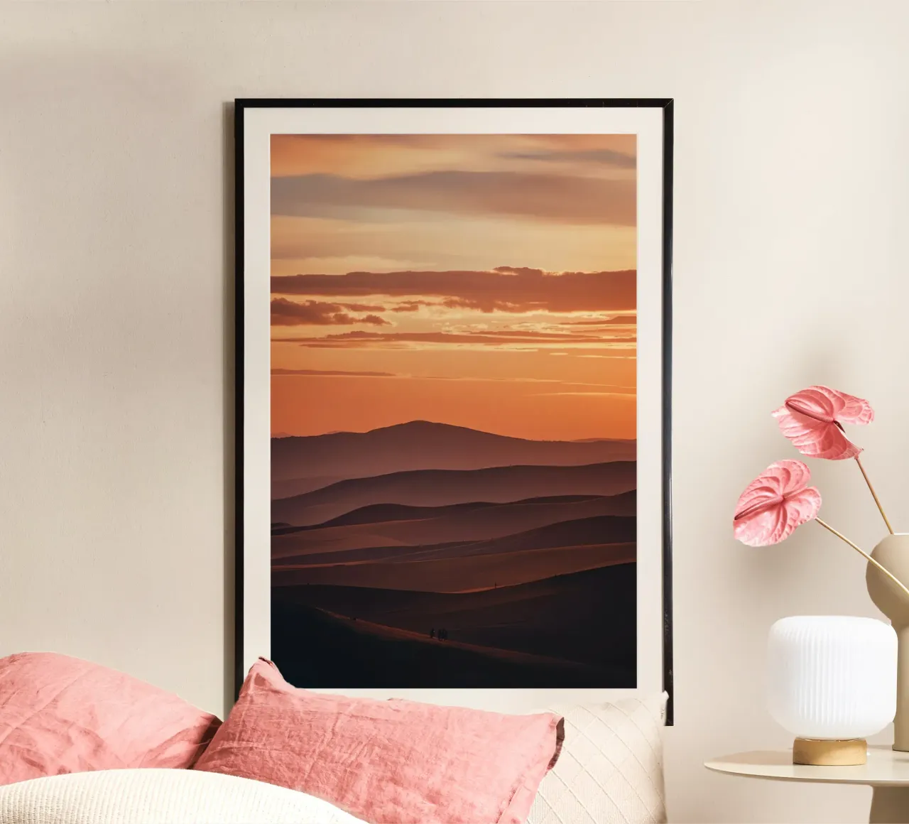 Paesaggio di Rolling Hills al tramonto con le persone poster con telaio in alluminio da DesignDoodle