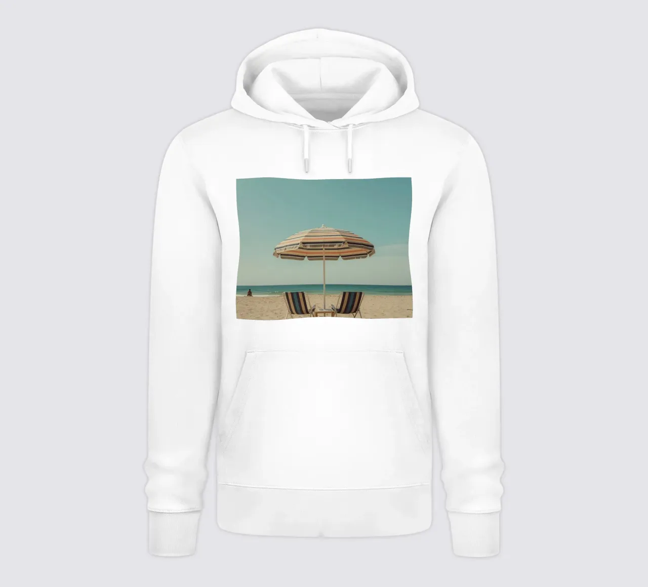 Sedie da spiaggia e ombrellone sulla spiaggia di sabbia felpa con cappuccio da DesignDoodle
