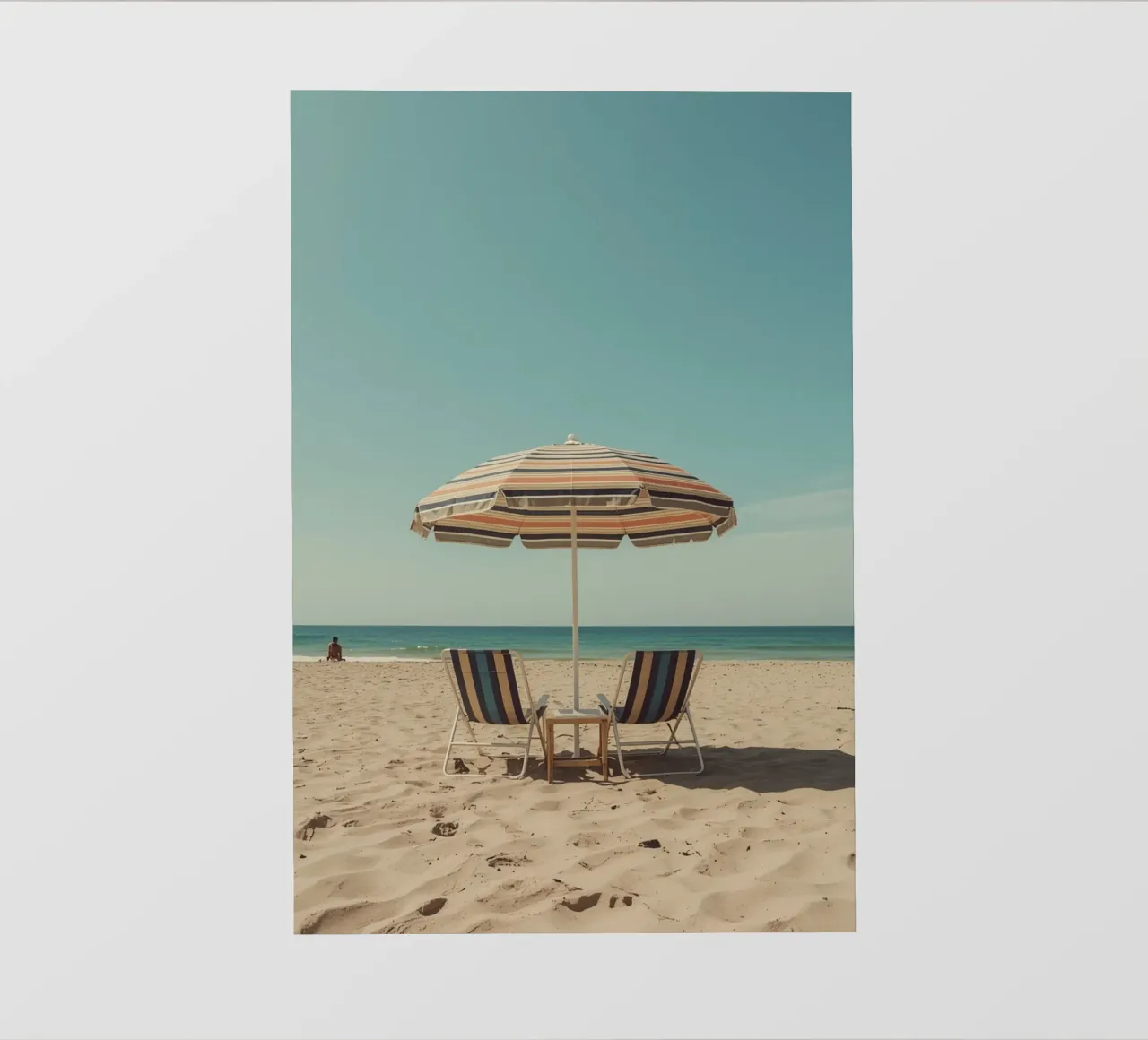 Sedie da spiaggia e ombrellone sulla spiaggia di sabbia telo in pvc da DesignDoodle