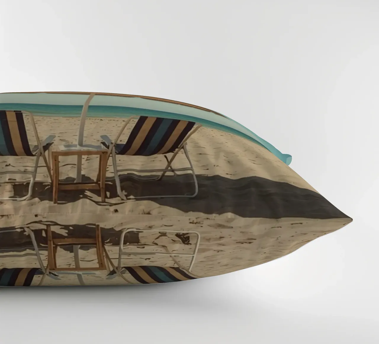 Sedie da spiaggia e ombrellone sulla spiaggia di sabbia cuscino da DesignDoodle
