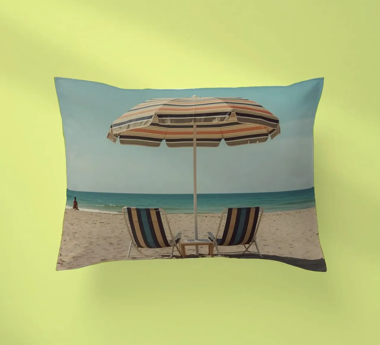 Sedie da spiaggia e ombrellone sulla spiaggia di sabbia cuscino da DesignDoodle