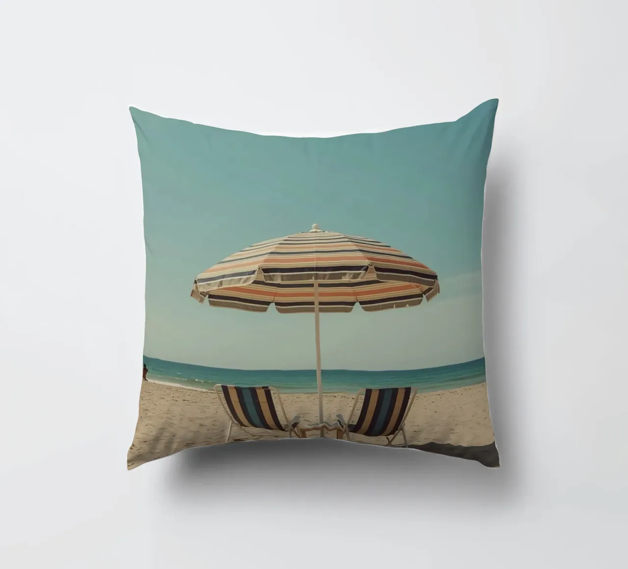 Sedie da spiaggia e ombrellone sulla spiaggia di sabbia cuscino da DesignDoodle