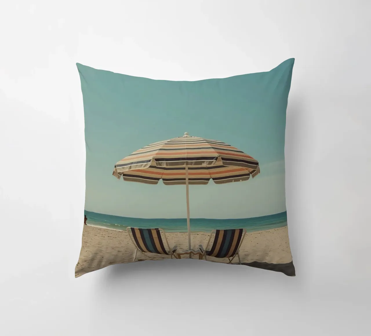 Sedie da spiaggia e ombrellone sulla spiaggia di sabbia cuscino da DesignDoodle