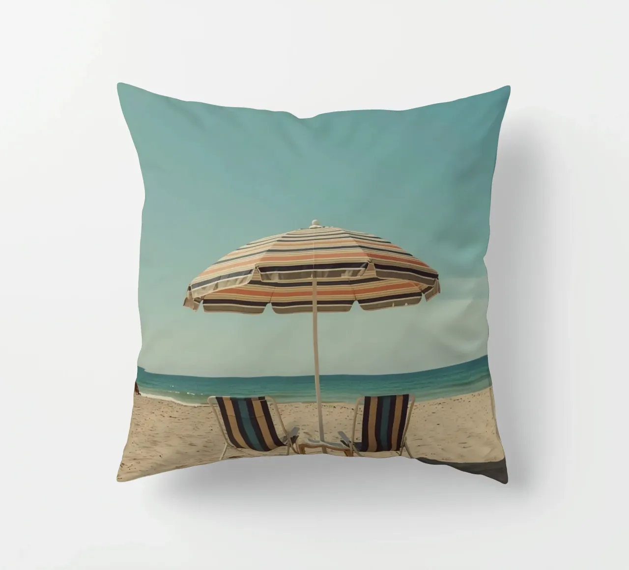Sedie da spiaggia e ombrellone sulla spiaggia di sabbia cuscino da DesignDoodle