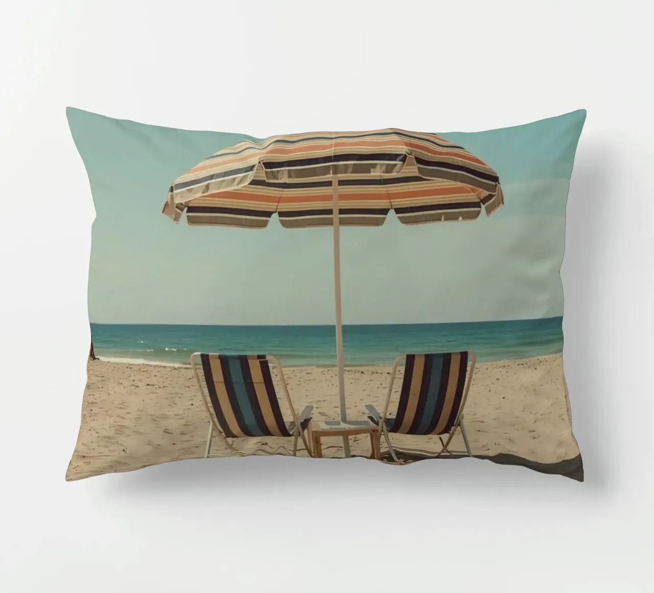 Sedie da spiaggia e ombrellone sulla spiaggia di sabbia cuscino da DesignDoodle