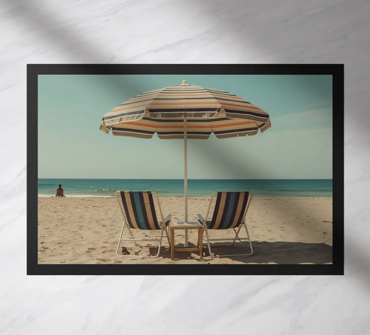Sedie da spiaggia e ombrellone sulla spiaggia di sabbia zerbino da DesignDoodle