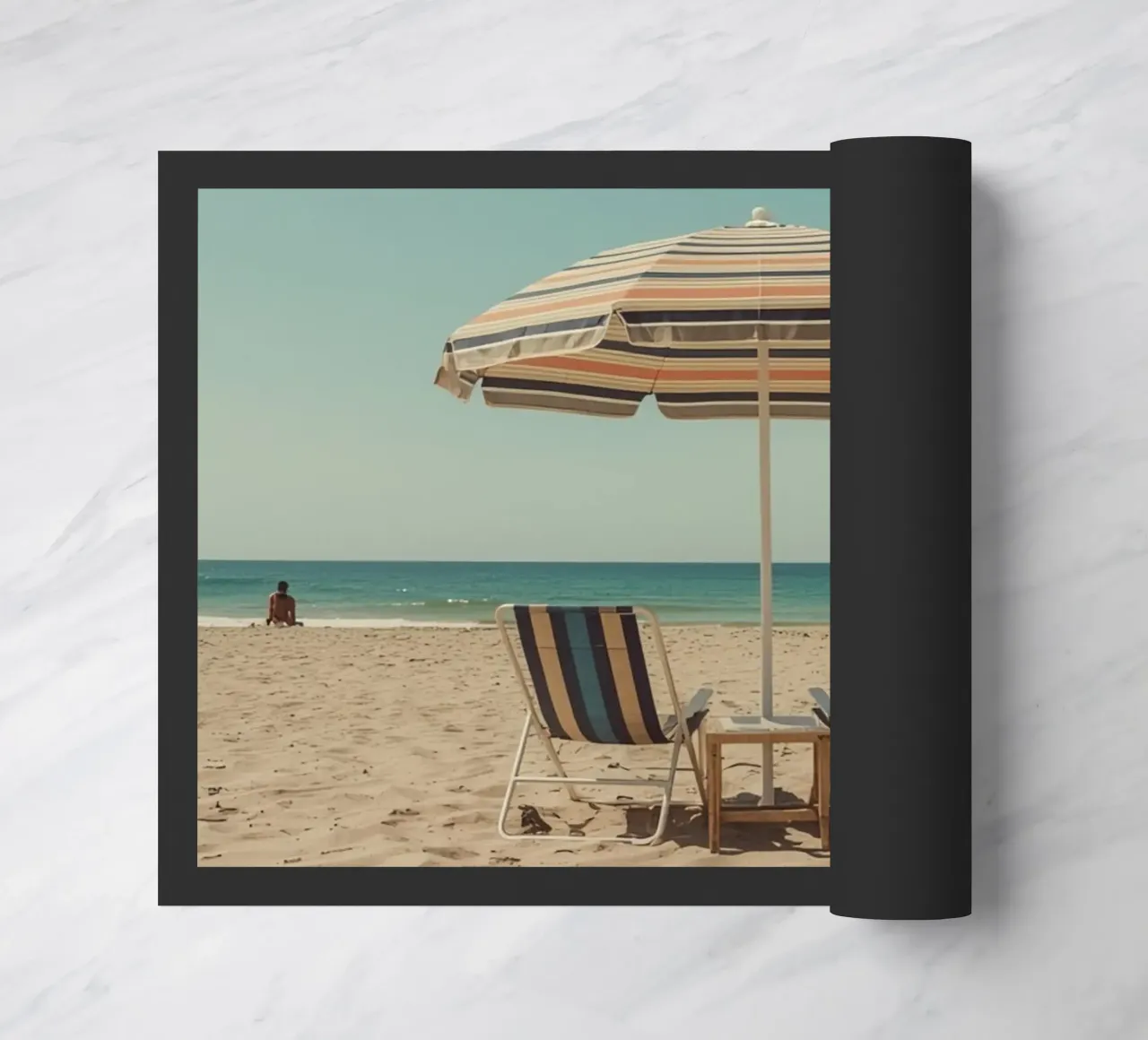 Sedie da spiaggia e ombrellone sulla spiaggia di sabbia zerbino da DesignDoodle