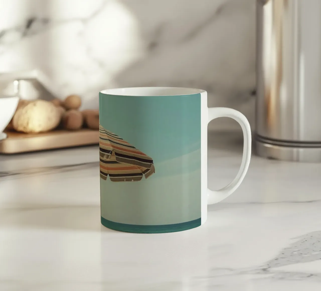 Sedie da spiaggia e ombrellone sulla spiaggia di sabbia tazza in ceramica da DesignDoodle