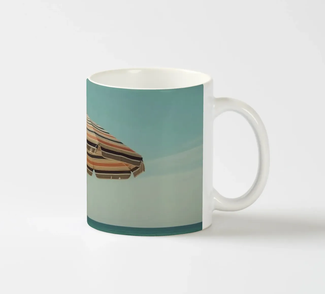 Sedie da spiaggia e ombrellone sulla spiaggia di sabbia tazza in ceramica da DesignDoodle