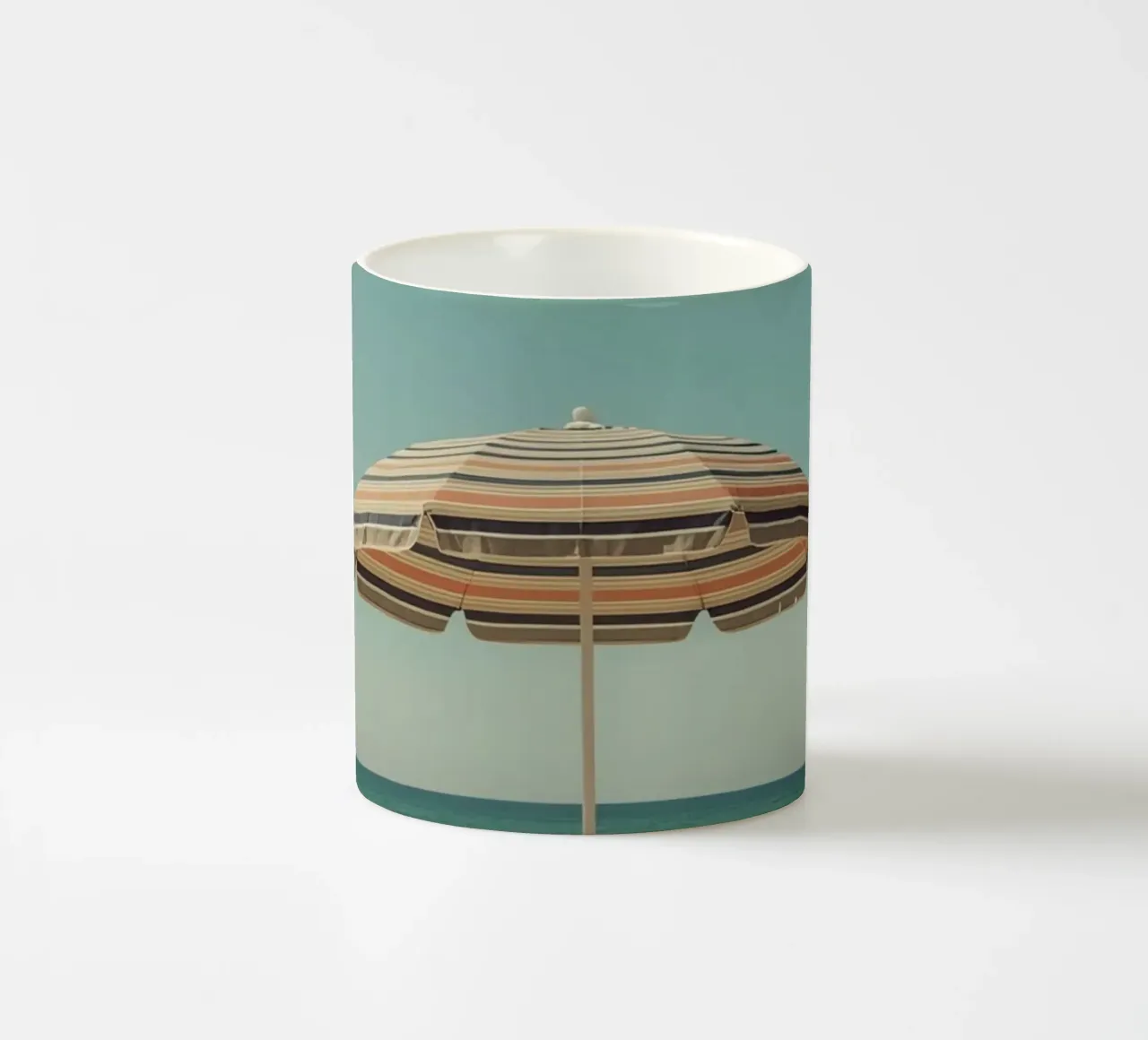 Sedie da spiaggia e ombrellone sulla spiaggia di sabbia tazza in ceramica da DesignDoodle
