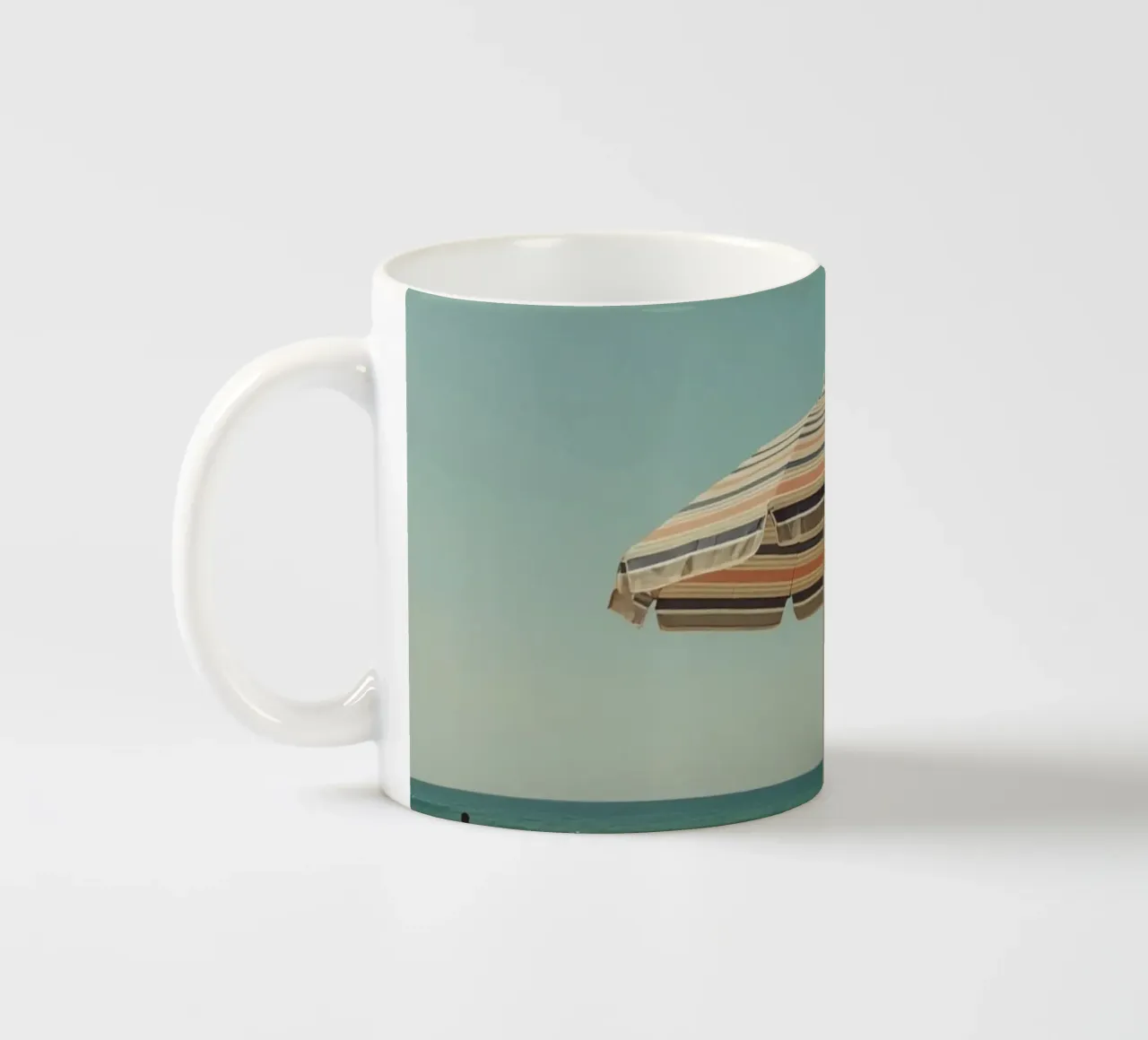 Sedie da spiaggia e ombrellone sulla spiaggia di sabbia tazza in ceramica da DesignDoodle