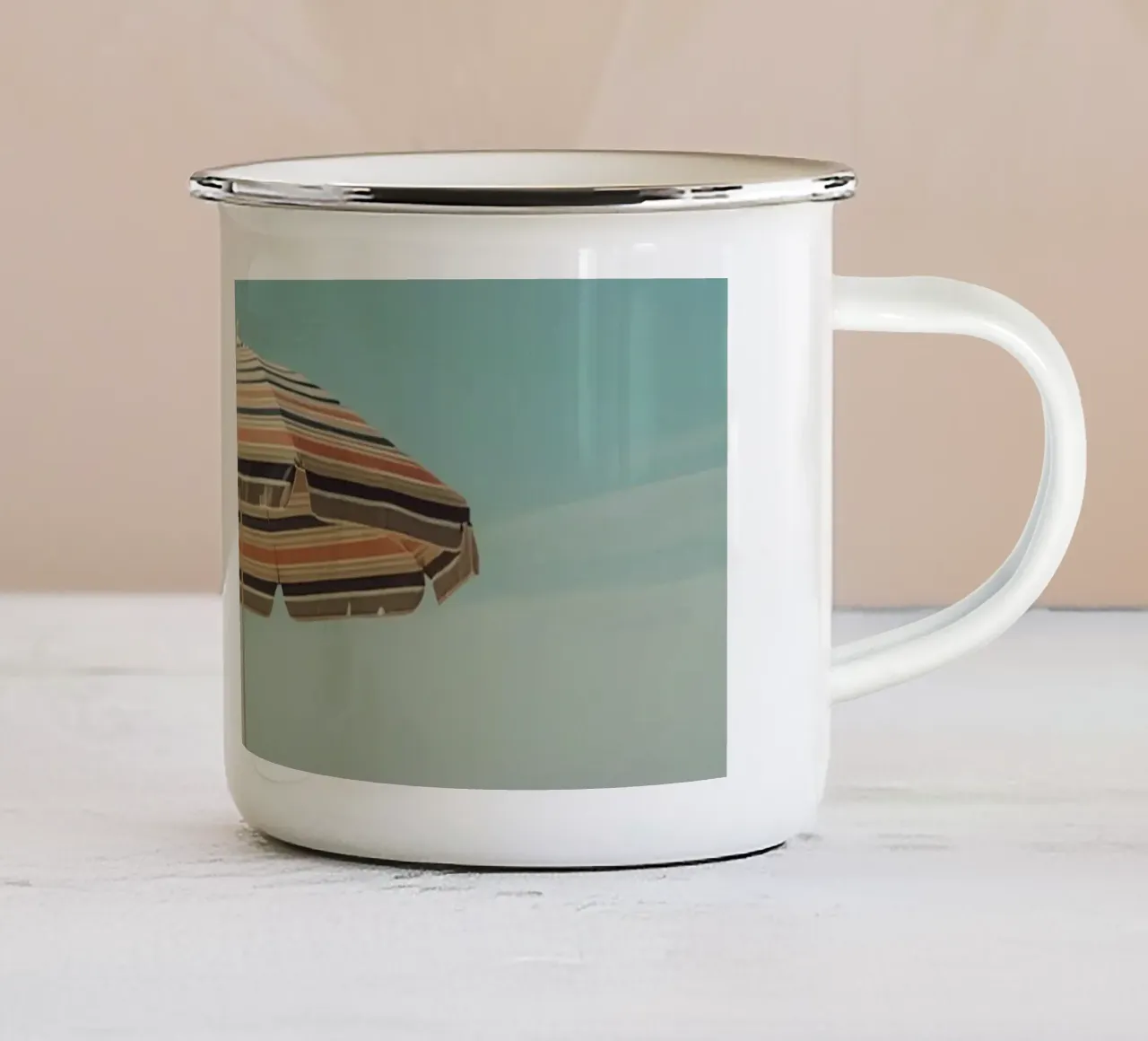 Sedie da spiaggia e ombrellone sulla spiaggia di sabbia tazza in smalto da DesignDoodle