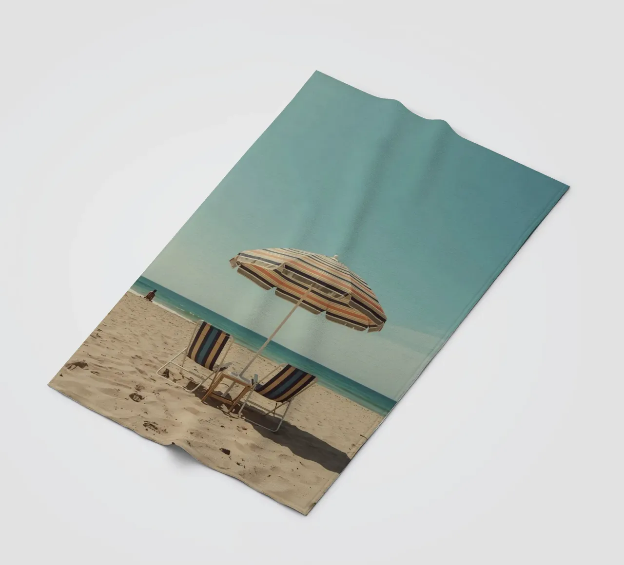 Sedie da spiaggia e ombrellone sulla spiaggia di sabbia coperta in pile da DesignDoodle