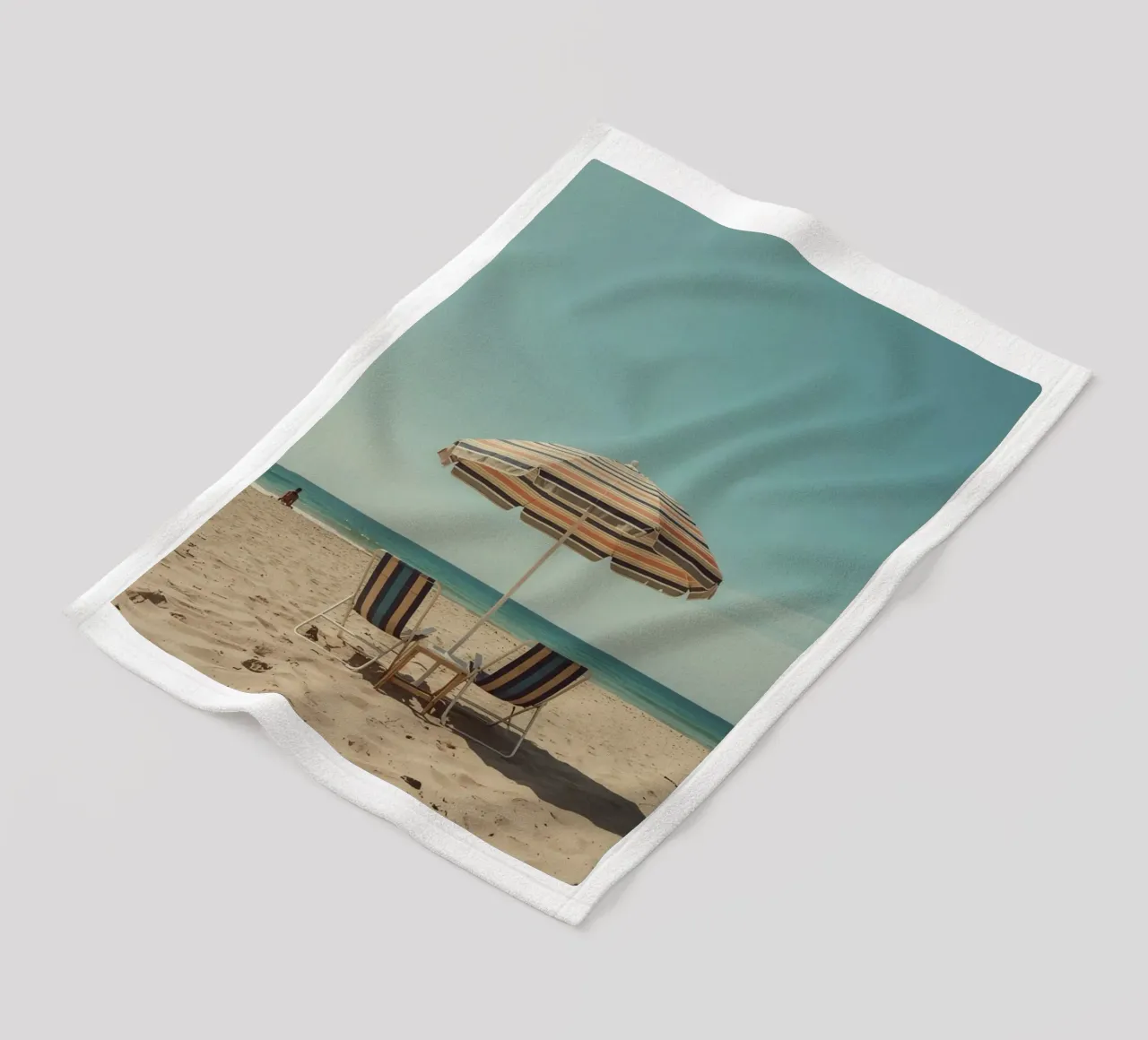 Sedie da spiaggia e ombrellone sulla spiaggia di sabbia coperta in pile da DesignDoodle