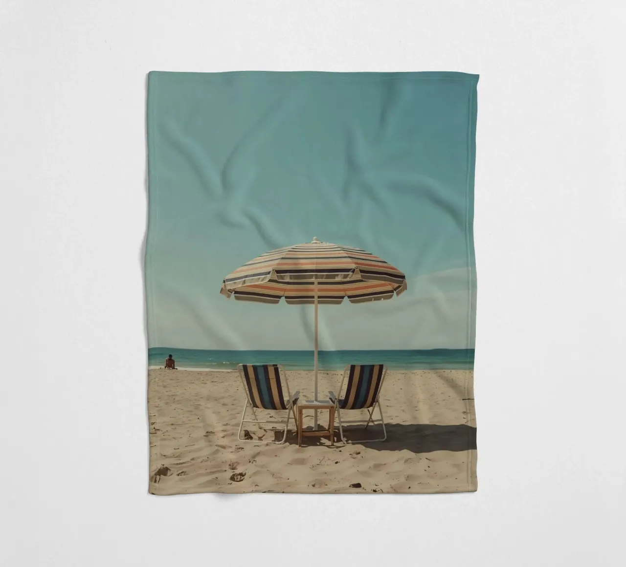 Sedie da spiaggia e ombrellone sulla spiaggia di sabbia coperta in pile da DesignDoodle