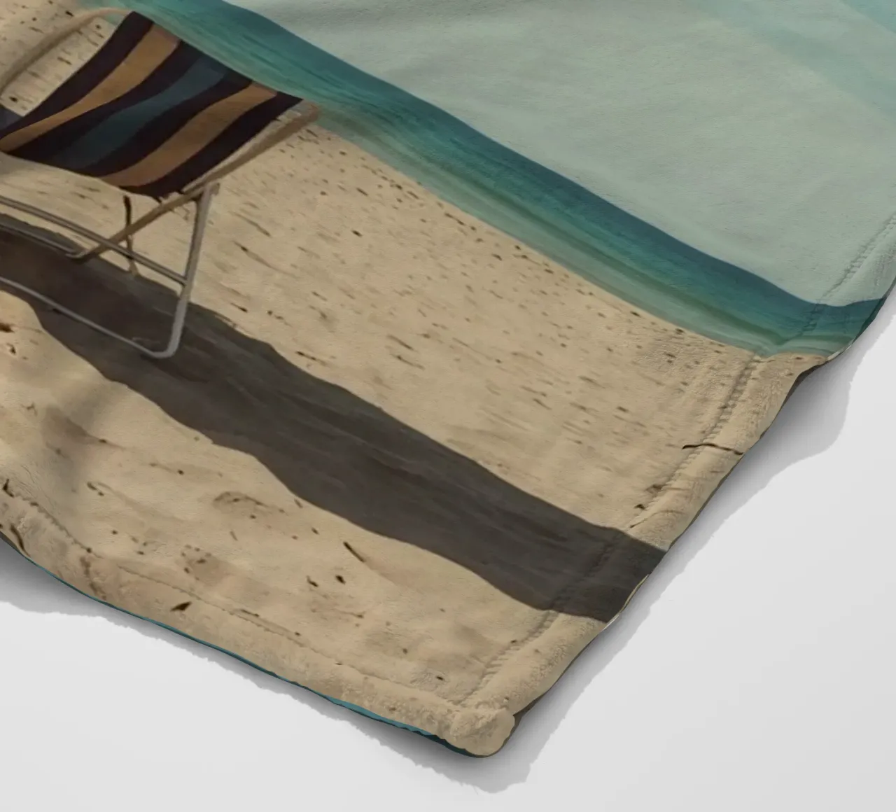 Sedie da spiaggia e ombrellone sulla spiaggia di sabbia coperta in pile da DesignDoodle