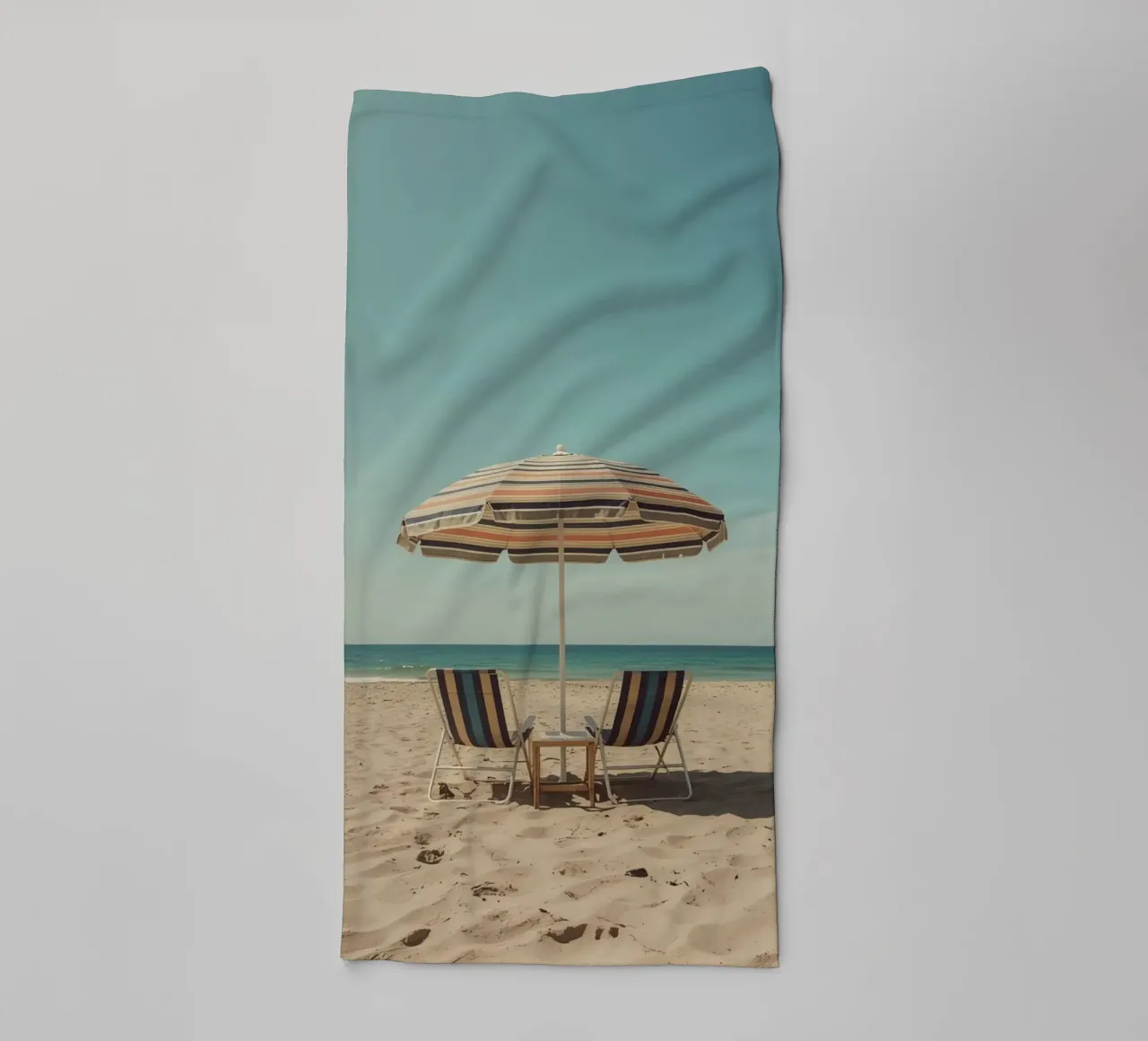 Sedie da spiaggia e ombrellone sulla spiaggia di sabbia asciugamano da bagno da DesignDoodle