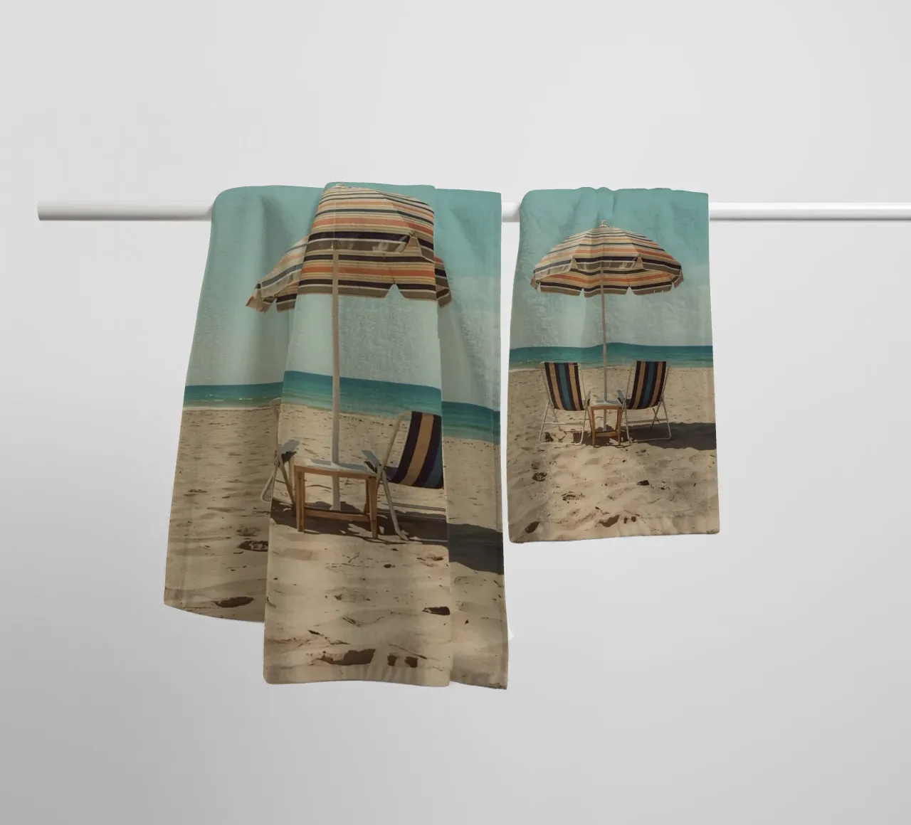 Sedie da spiaggia e ombrellone sulla spiaggia di sabbia asciugamano da bagno da DesignDoodle