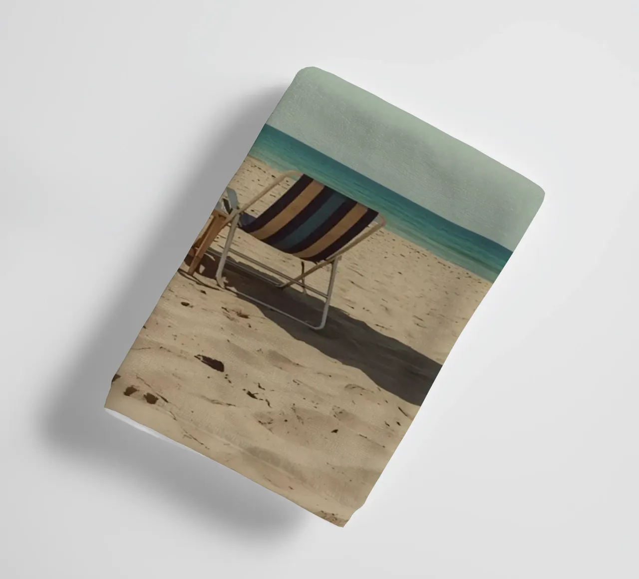 Sedie da spiaggia e ombrellone sulla spiaggia di sabbia asciugamano da bagno da DesignDoodle