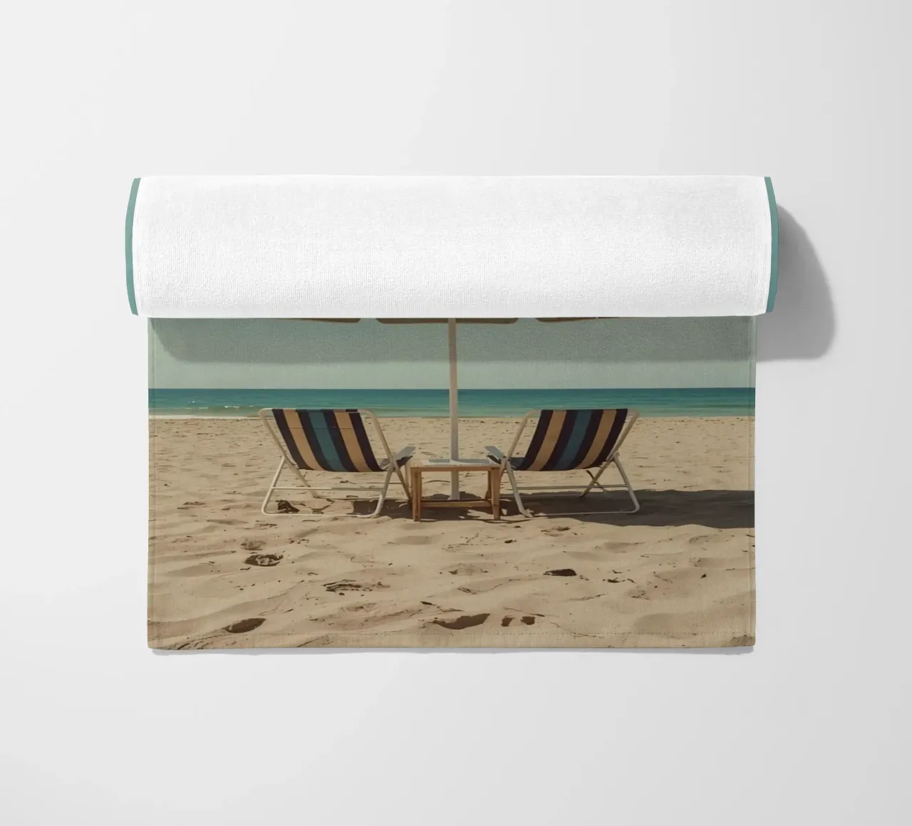Sedie da spiaggia e ombrellone sulla spiaggia di sabbia telo mare da DesignDoodle