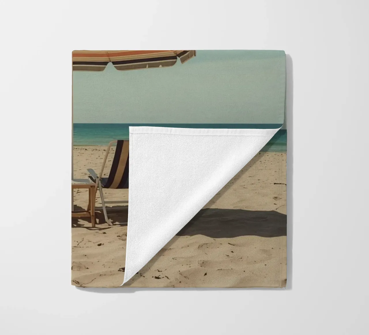 Sedie da spiaggia e ombrellone sulla spiaggia di sabbia telo mare da DesignDoodle