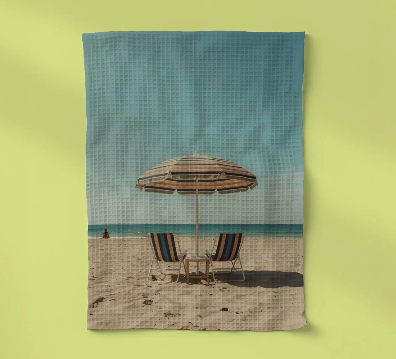 Sedie da spiaggia e ombrellone sulla spiaggia di sabbia canovaccio da cucina da DesignDoodle