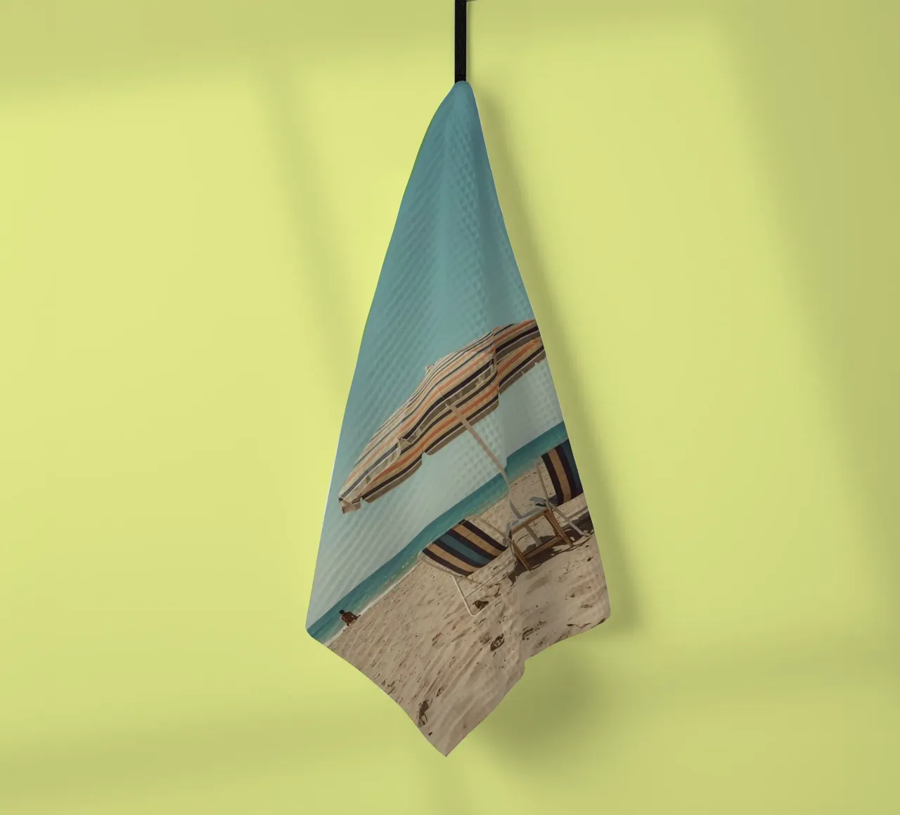 Sedie da spiaggia e ombrellone sulla spiaggia di sabbia canovaccio da cucina da DesignDoodle