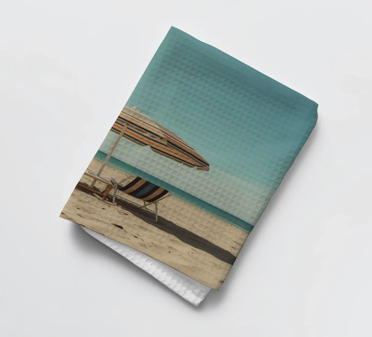 Sedie da spiaggia e ombrellone sulla spiaggia di sabbia canovaccio da cucina da DesignDoodle