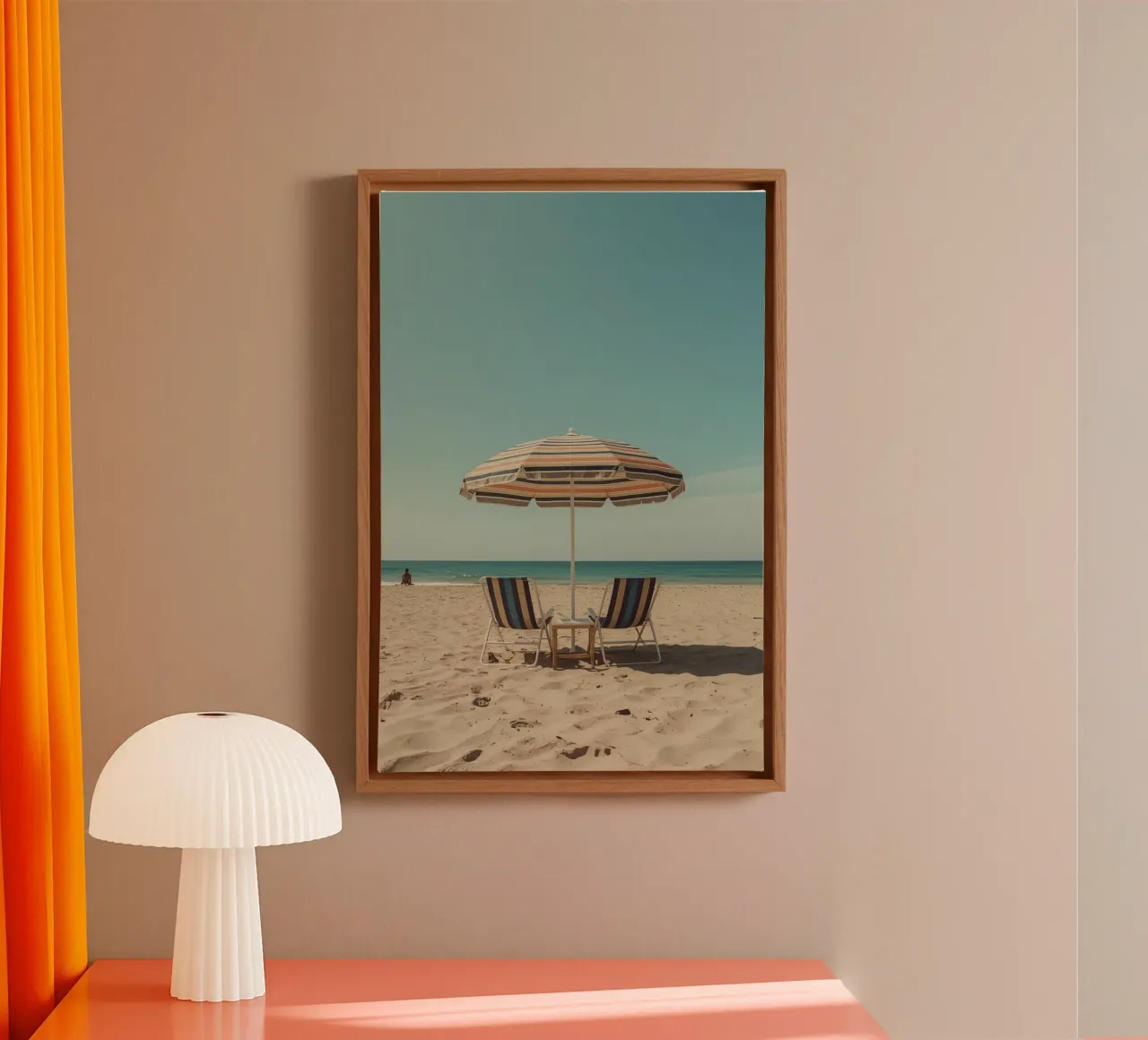 Sedie da spiaggia e ombrellone sulla spiaggia di sabbia tela con Cornice a cassetta da DesignDoodle