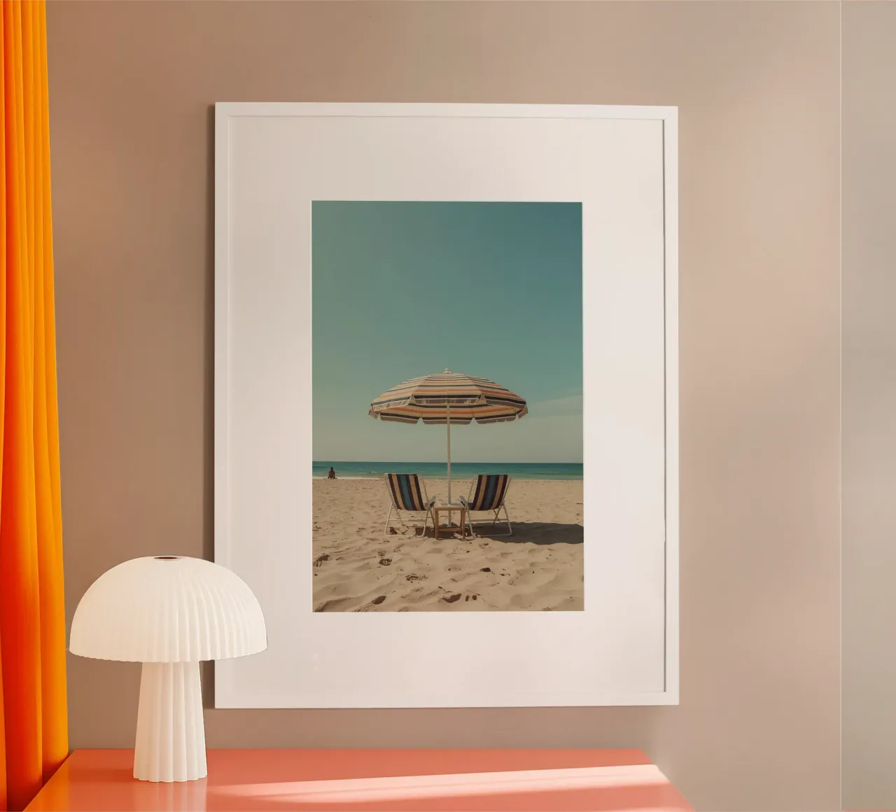 Sedie da spiaggia e ombrellone sulla spiaggia di sabbia poster con telaio in alluminio da DesignDoodle