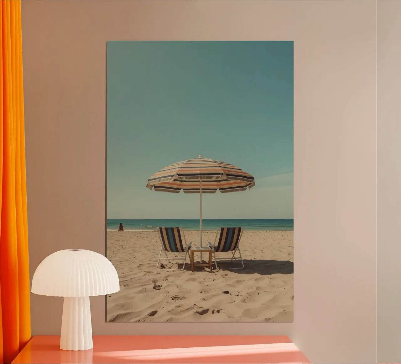 Sedie da spiaggia e ombrellone sulla spiaggia di sabbia poster con telaio in alluminio da DesignDoodle