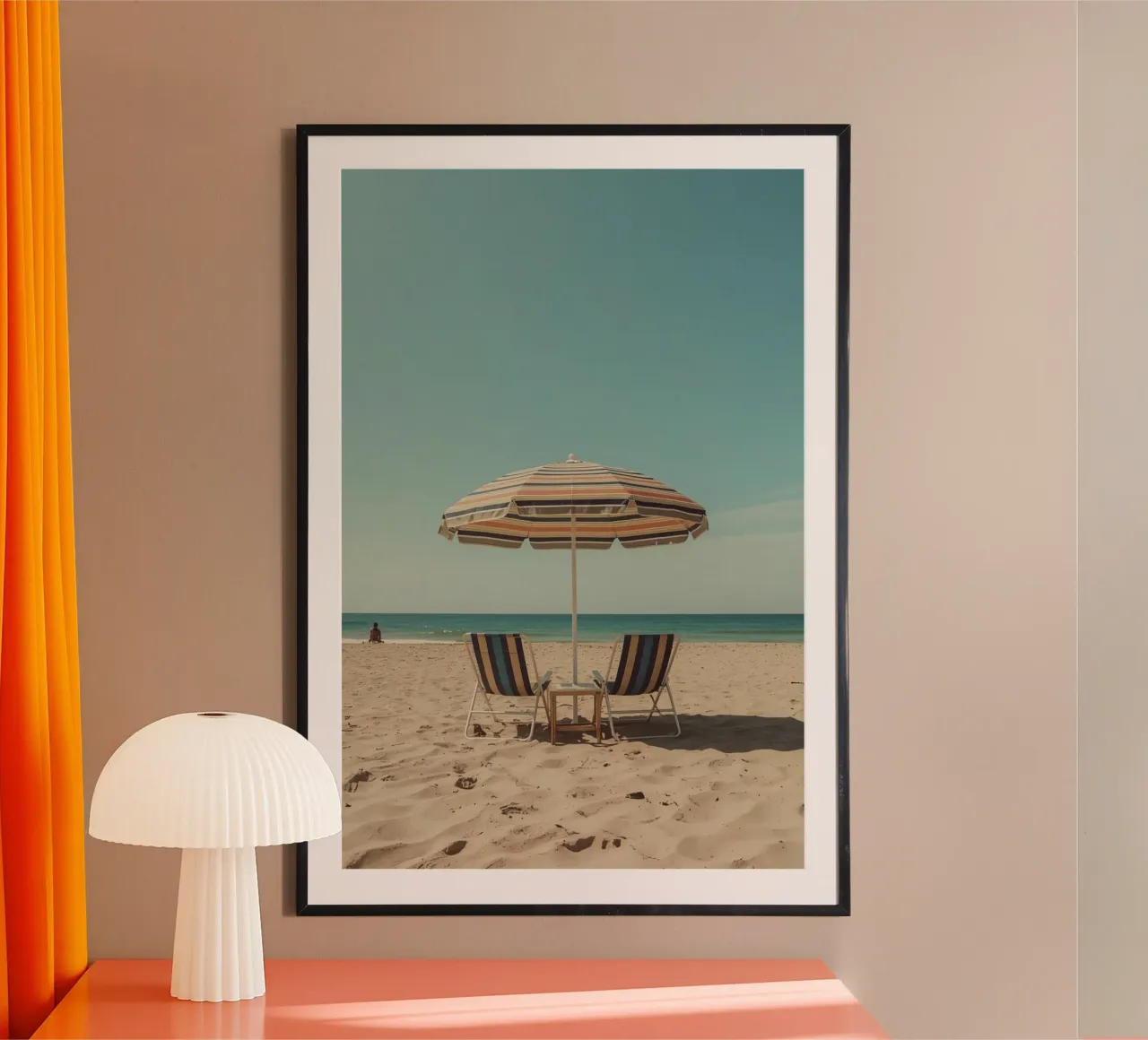 Sedie da spiaggia e ombrellone sulla spiaggia di sabbia poster con telaio in alluminio da DesignDoodle