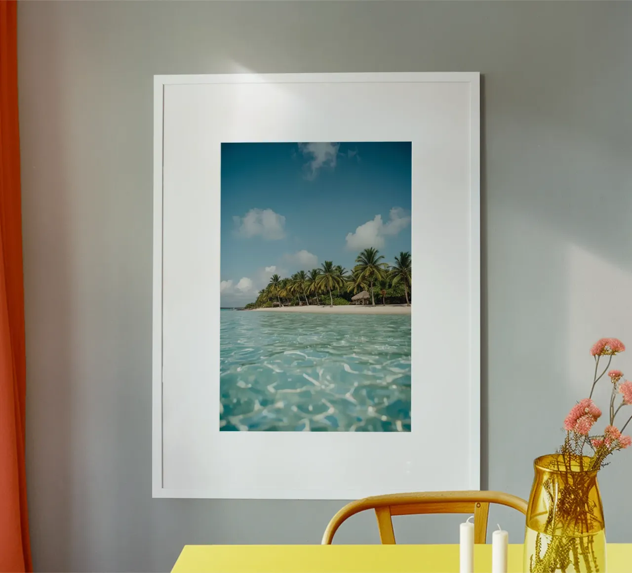 Spiaggia con palme e acqua cristallina poster con telaio in alluminio da DesignDoodle