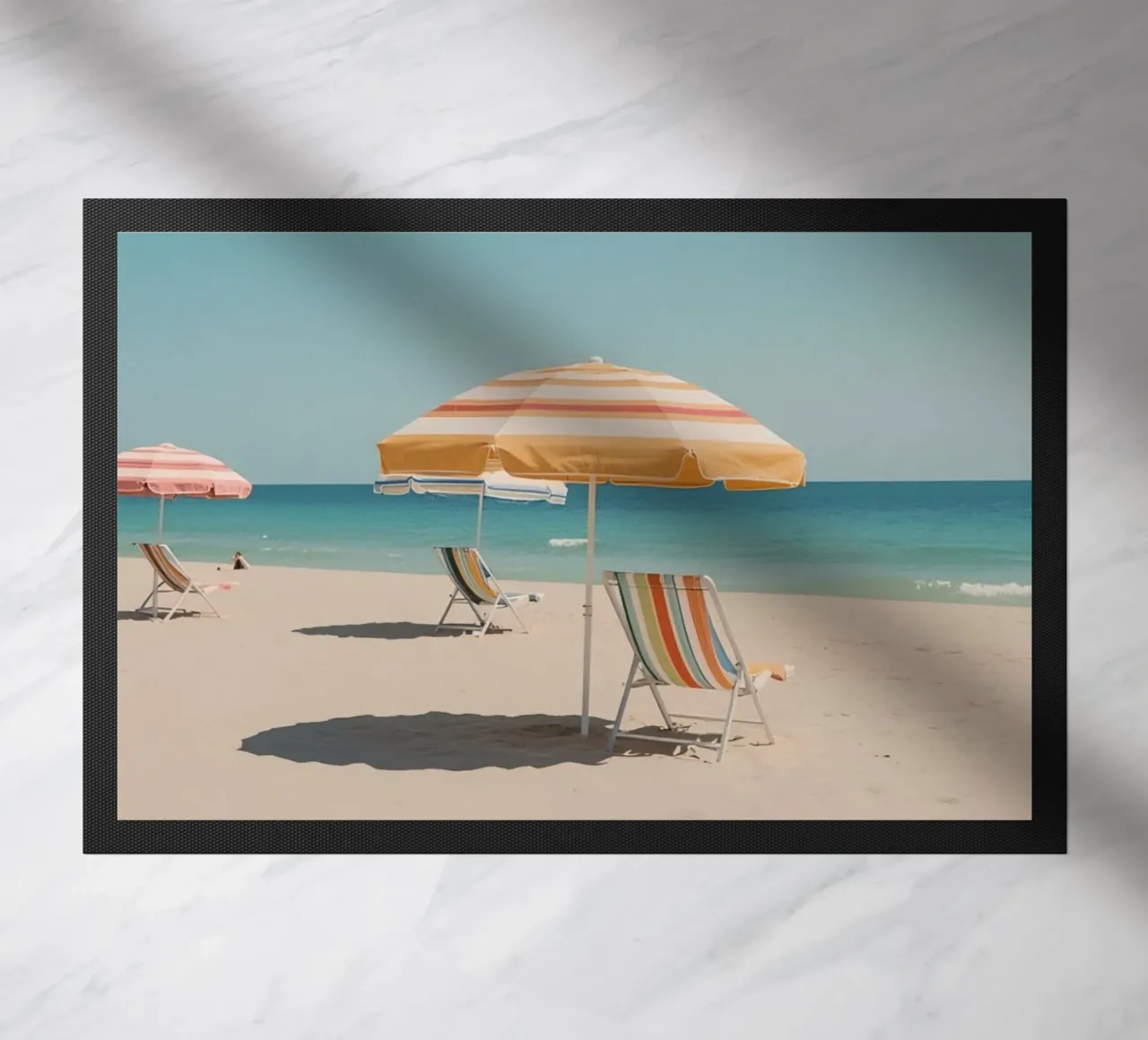 Spiaggia con ombrelloni e sedie a strisce zerbino da DesignDoodle