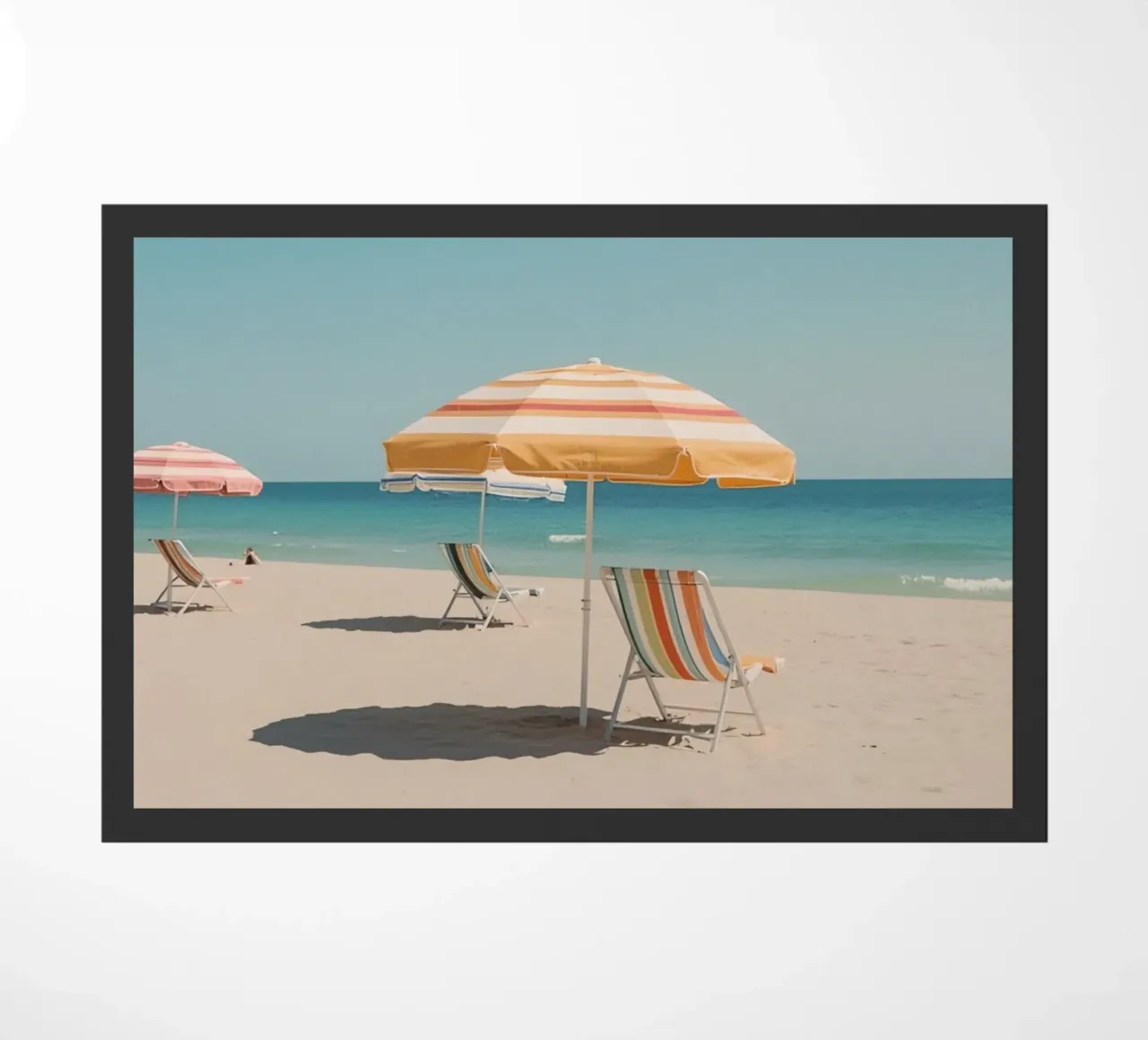 Spiaggia con ombrelloni e sedie a strisce zerbino da DesignDoodle