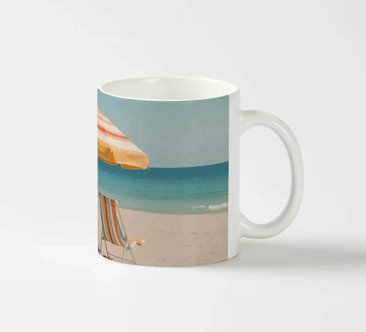 Spiaggia con ombrelloni e sedie a strisce tazza in ceramica da DesignDoodle