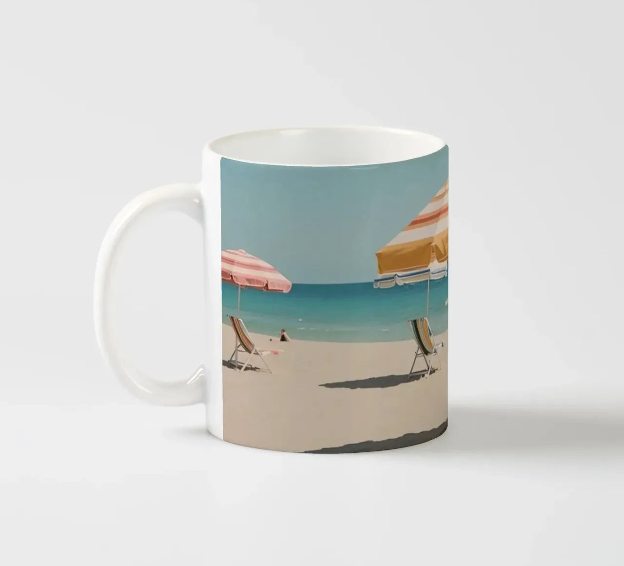 Spiaggia con ombrelloni e sedie a strisce tazza in ceramica da DesignDoodle