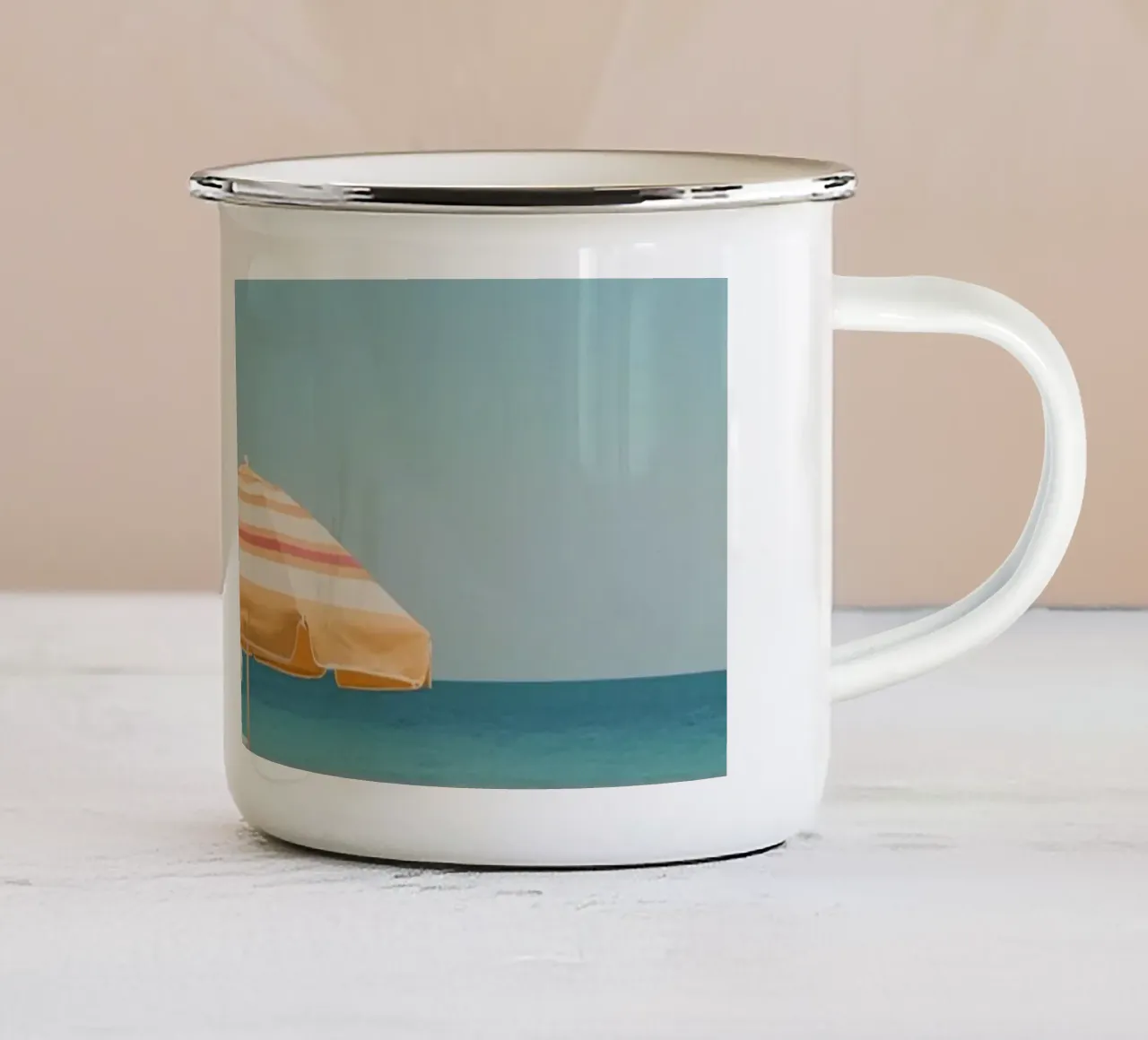 Spiaggia con ombrelloni e sedie a strisce tazza in smalto da DesignDoodle