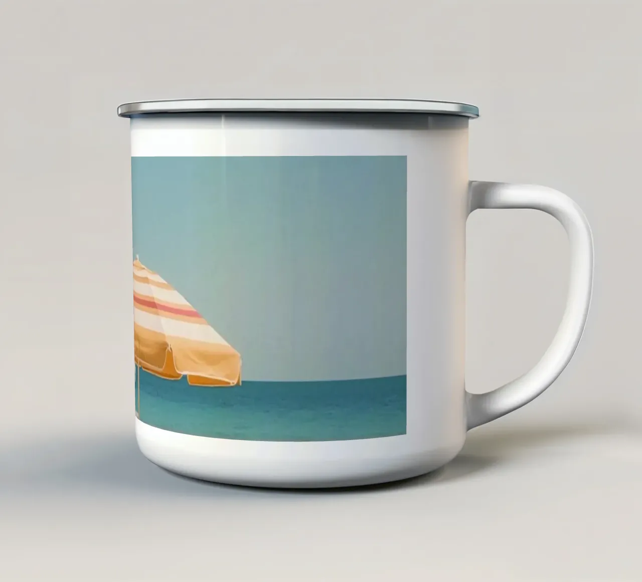 Spiaggia con ombrelloni e sedie a strisce tazza in smalto da DesignDoodle