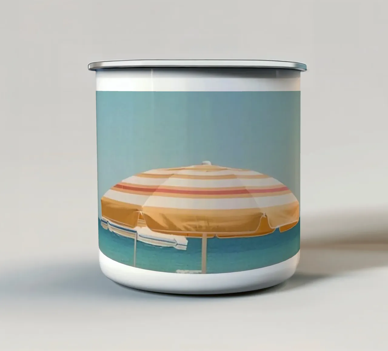Spiaggia con ombrelloni e sedie a strisce tazza in smalto da DesignDoodle